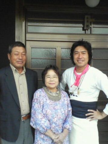 トータス松本ブログ　両親とトータス松本さんの写真