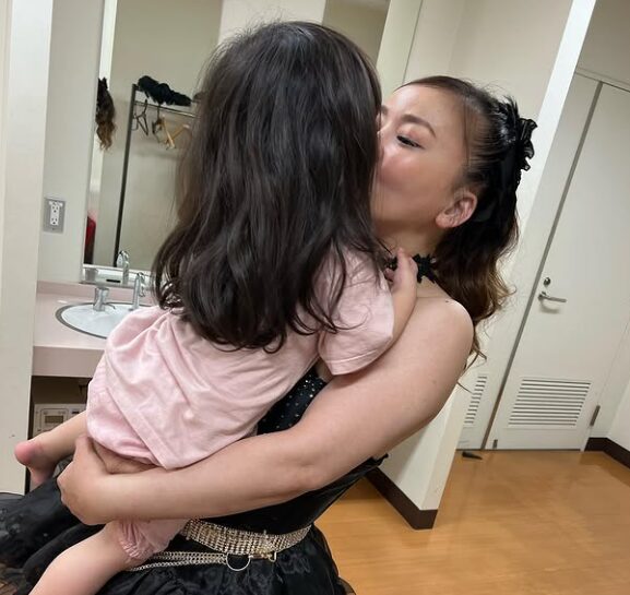 Instagram華原朋美と息子の画像