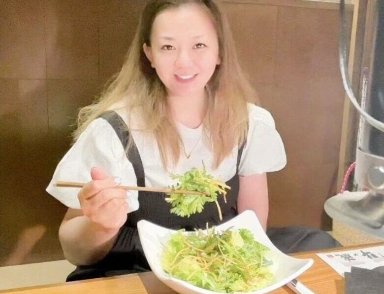 華原朋美サラダを食べる画像