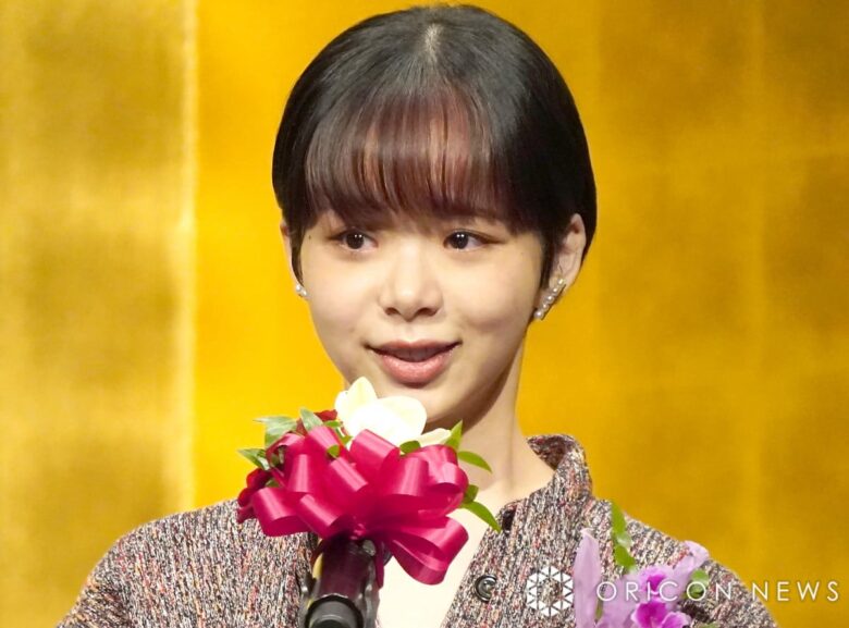 趣里さんの授賞式での笑顔の写真