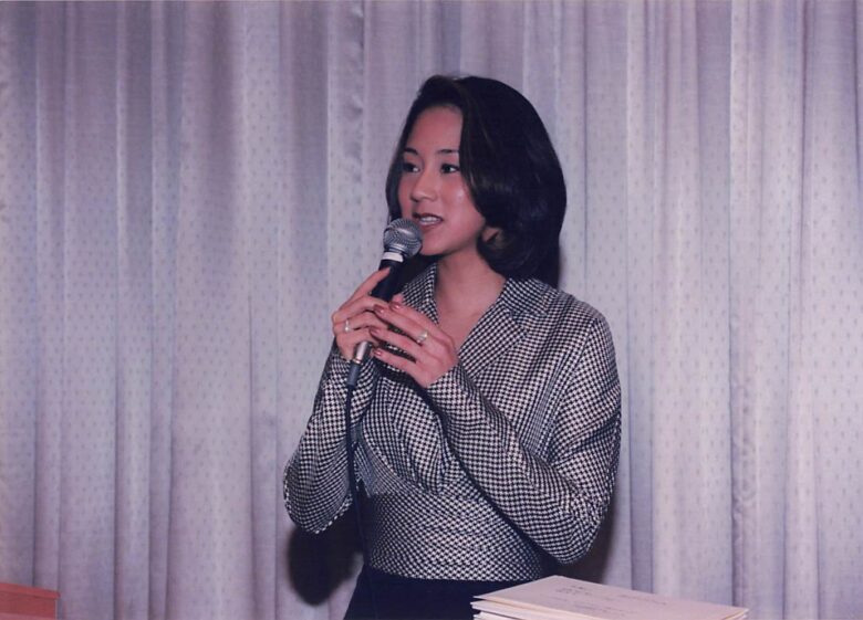 マイクを手に話す若い頃の中村江里子さん