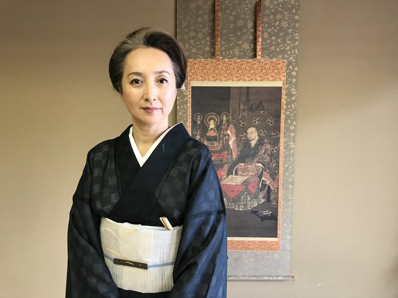 着物姿で笑顔の近藤サトさん