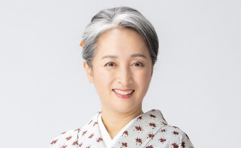 着物姿でほほえむ近藤サトさん