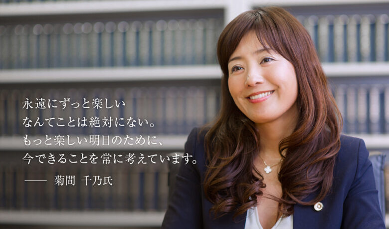 法律事務所でインタビューに答える菊間千乃