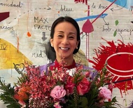 花束を持つ中村江里子さん