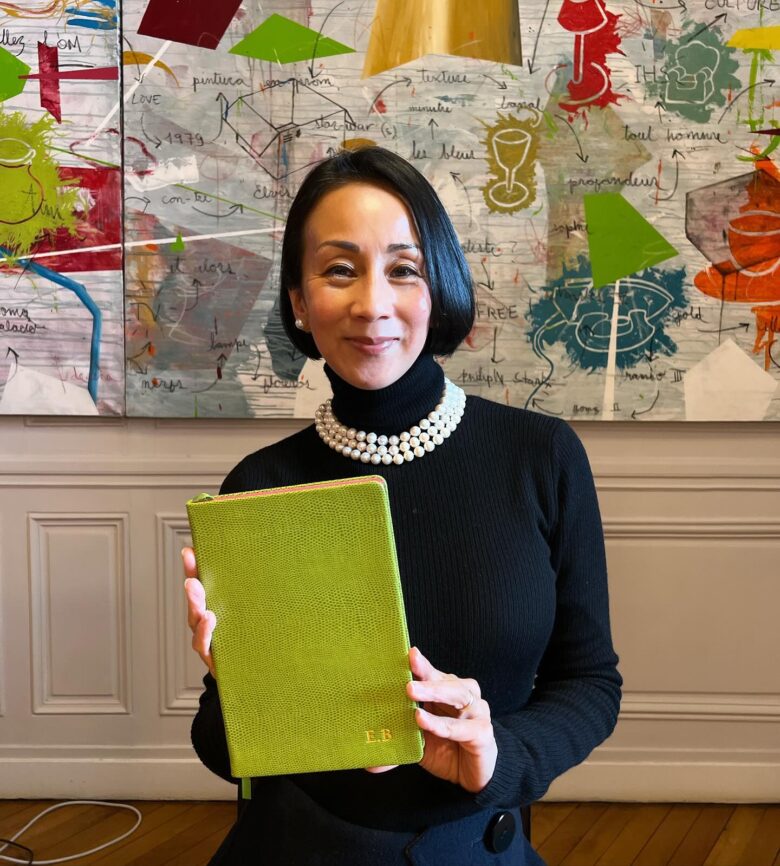 ノートを手に微笑む中村江里子さん