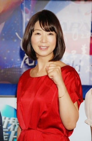 赤いドレス姿の中井美穂さん