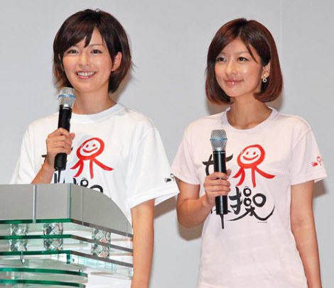 生野陽子さんが同僚アナウンサーとイベントに出席した際の写真
