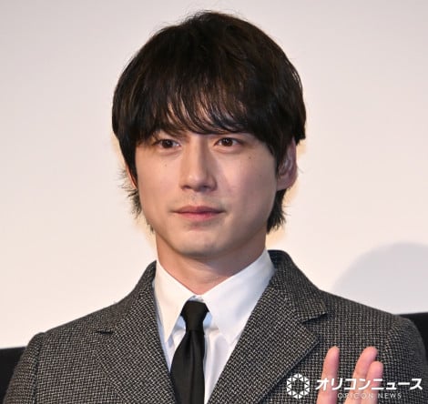 スーツ姿でイベントに登壇する坂口健太郎