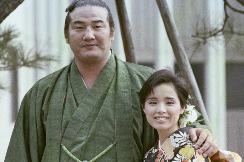 1985年2月、婚約を発表した高田みづえさんと大関・若嶋津さん