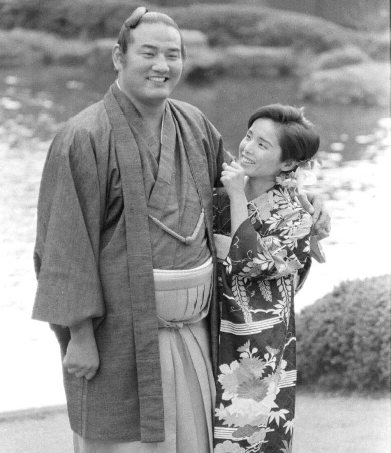 婚約発表の日に寄り添う高田みづえさんと若嶋津さん