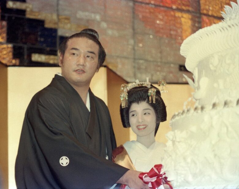 1985年9月の結婚披露宴でケーキ入刀する若嶋津さんと高田みづえさん