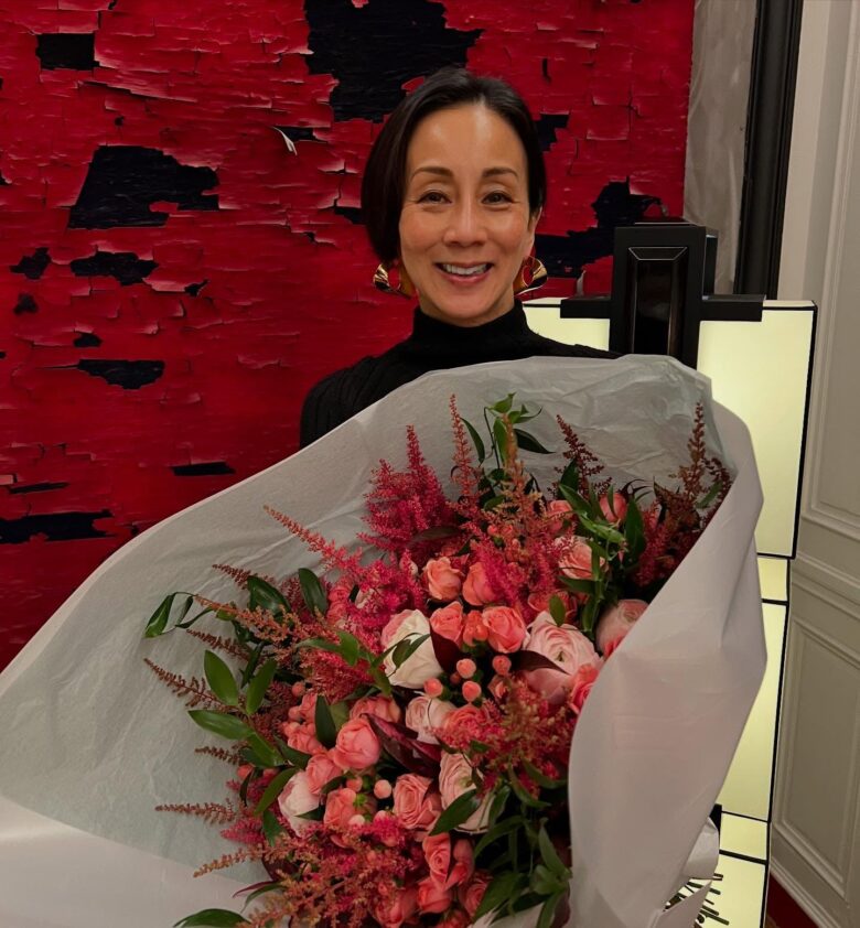 花束を持って微笑む中村江里子さん