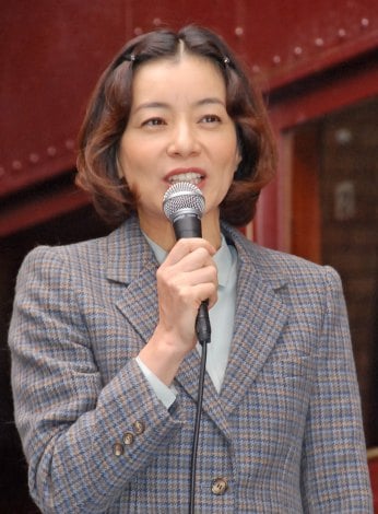 マイクを持ちインタビューに応じる八木亜希子さん