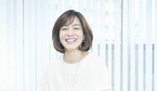 笑顔でインタビューに応じる八木亜希子さん